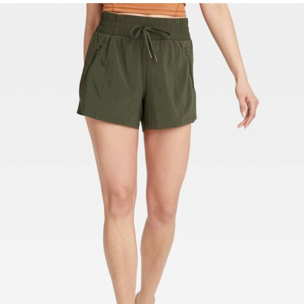 Flex Woven Mid-Rise Shorts 4" Size Small in Olive Green